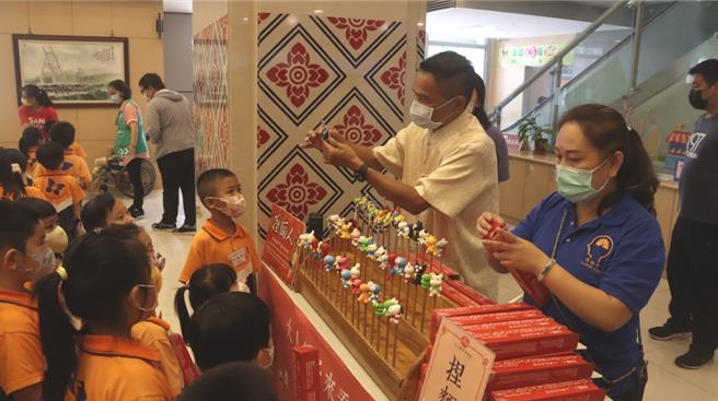 為提升民眾對失智症的認識與了解，苗栗縣政府長期照護管理中心與大千綜合醫院特舉辦「大人細子來看戲」。（大千醫院提供／謝明俊苗栗傳真）