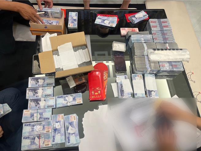 警方查扣现金1000多万元，并声请扣裁1亿元不法金流、车辆4辆、名贵茶及酒一批、犯案用手机、桌电、笔电等赃证物。(翻摄照片／林郁平台北传真）