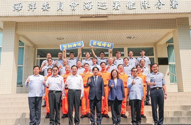 總統賴清德今日親至海巡署艦隊分署勗勉海巡同仁，肯定全力捍衛國家安全和主權的付出。（海洋委員會提供／林雅惠高雄傳真）