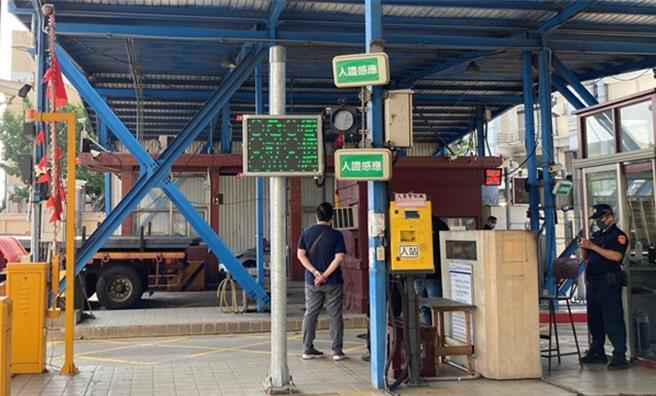 中岛34号管制站姓名LED看板、高亮度号志灯及高音量蜂鸣器。（翻摄照片／洪靖宜高雄传真）