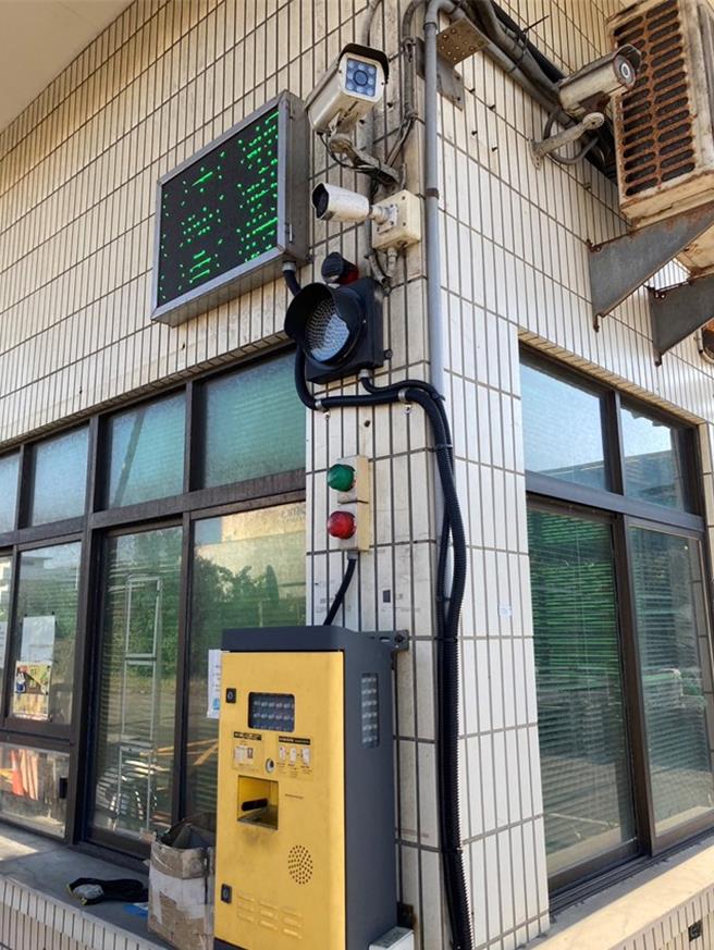 第四货柜中心120码头管制站姓名LED看板，高亮度号志灯及高音量蜂鸣器。（翻摄照片／洪靖宜高雄传真）