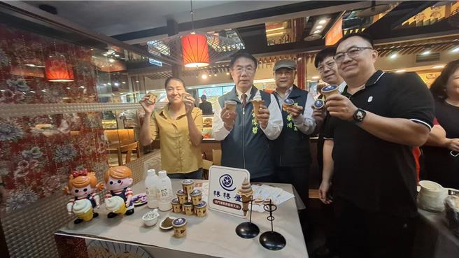 台南市长黄伟哲（左二）18日参加台南市市场处辅导菜市场小吃转型上架电商平台的宣传会。（程炳璋摄）