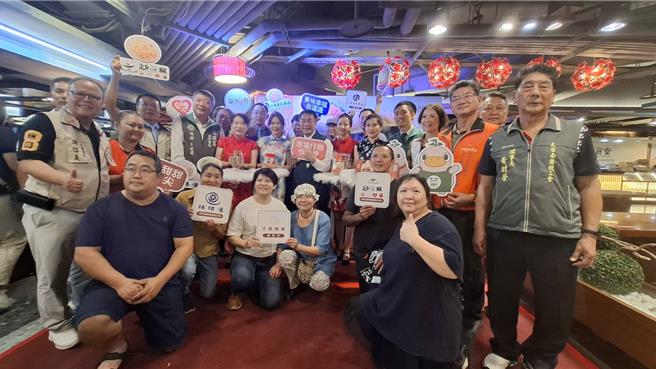 台南市市场处辅导菜市场摊商小吃转型上架电商平台，18日在大远百举办发表会。（程炳璋摄）