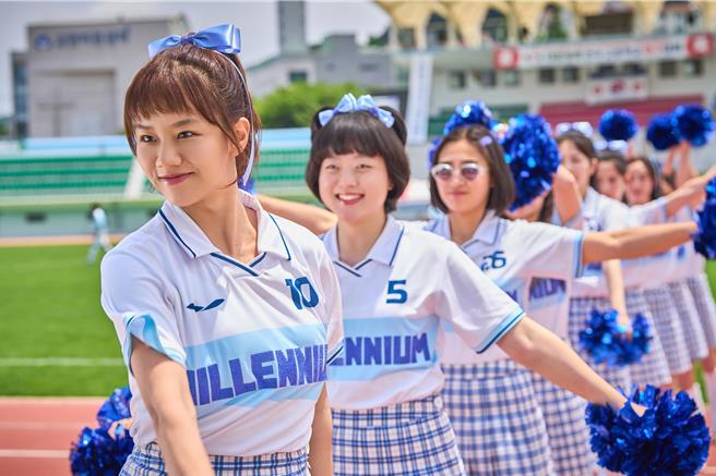 李惠利在片中加入啦啦队社团，展现青春活力。（华映娱乐提供）