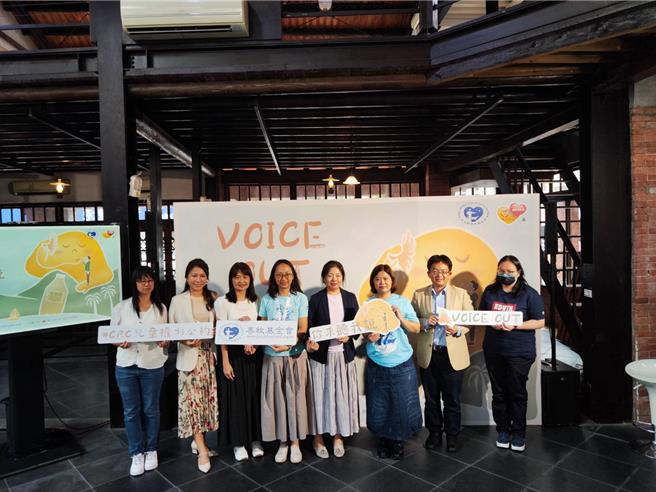 善牧基金会发展「Voice Out：儿童权利公约目睹暴力儿少培力行动计画」，引导孩子学习将自身经验与儿童权利结合，并进一步以行动展开与其他儿少及成人的交流对话。（林良齐摄）