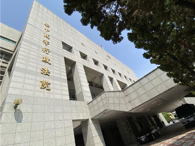 台中洪姓女子去年間凌晨在北屯區路口違停，見警稽查竟飆車大竄逃，警狂追未果，依密錄影像舉發包括連闖9個紅燈等26項違規，經交通裁決處裁罰7萬3100元、吊照、扣照及記點；洪提行政訴訟。法官判決撤銷2項及記違規點數，其他駁回，洪仍須被罰6萬7700元，可上訴。（本報資料照片／陳淑芬台中傳真）