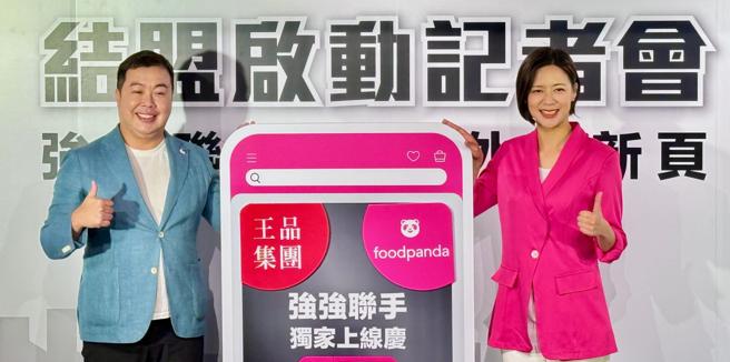 王品集團營運長李威進（左）與 foodpanda總經理黃逸華慶祝雙方合作帶動業績成長。（古明弘攝）
