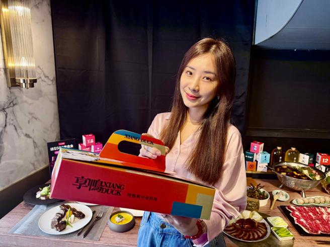 王品集團旗下的享鴨、石二鍋等21個品牌，自10月起與foodpanda獨家合作外送服務。（古明弘攝）