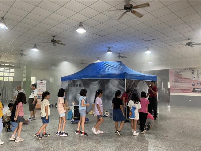 為提升國小學童的防災知識與應變能力，桃園市政府消防局第三大隊新坡分隊18日前進新坡國小舉辦「小小消防員體驗營」。（消防局提供／廖姮玥桃園傳真）