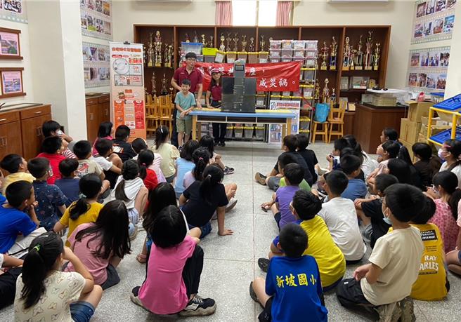 為提升國小學童的防災知識與應變能力，桃園市政府消防局第三大隊新坡分隊18日前進新坡國小舉辦「小小消防員體驗營」。（消防局提供／廖姮玥桃園傳真）
