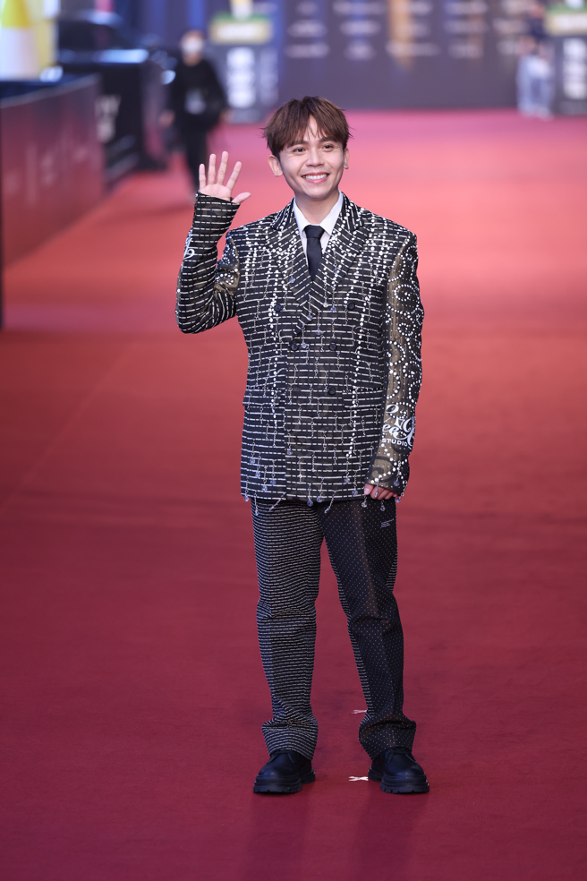 黃豪平一身金屬感穿搭。（圖／陳俊吉、羅永銘、杜宜諳攝）