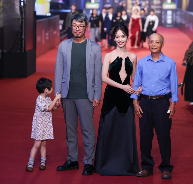 陈明珠与节目团队一同走红毯。（图／陈俊吉、罗永铭、杜宜谙摄）