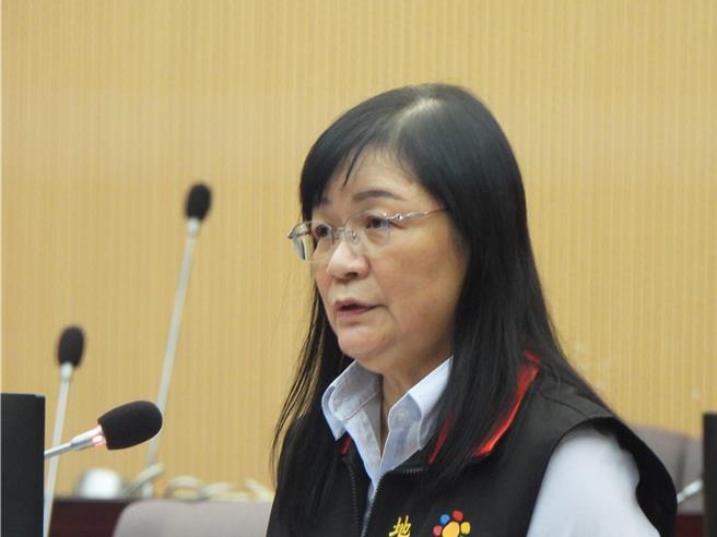 花蓮縣政府地方稅務局長呂玉枝今天在縣議會定期大會工作報告上，向議員說明礦石稅的相關議題。（羅亦晽攝）