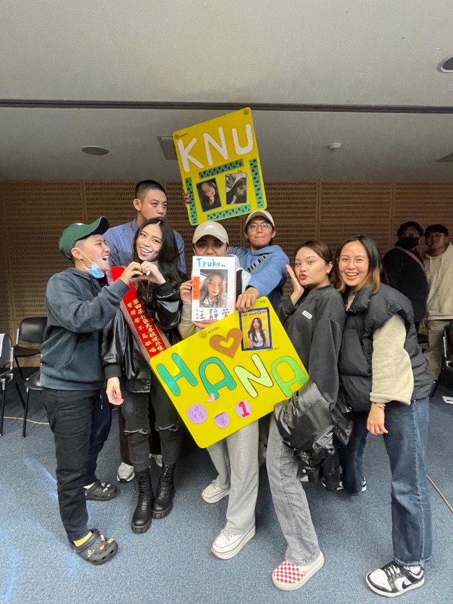 學生代表參加第四屆北區大專校院原住民之夜暨聲聲不息歌唱大賽獲得魅力四射獎的佳績。(照片/開南大學提供)