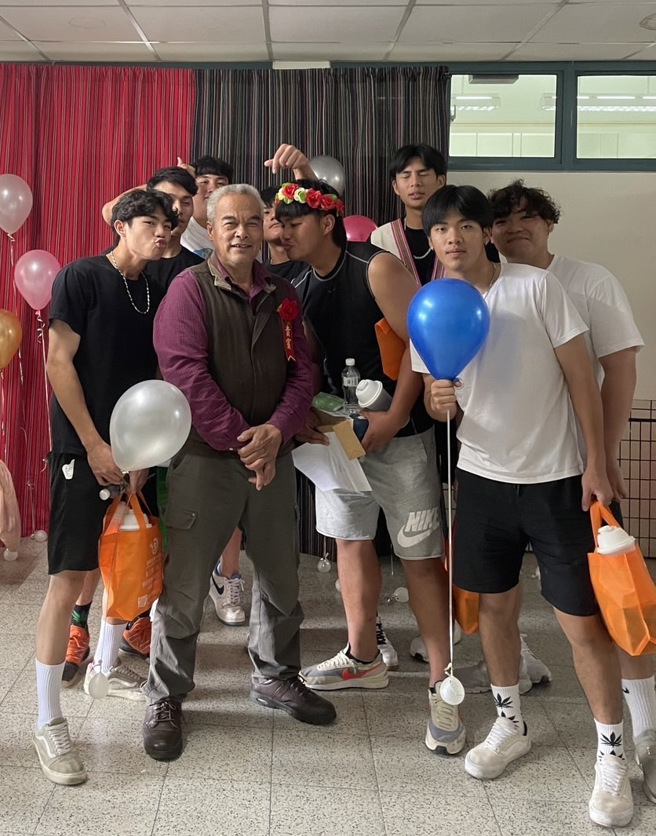 部落成年禮邀請飾演【賽德克巴萊】的男主角林慶台牧師，來為畢業生致祝福詞。(照片/開南大學提供)