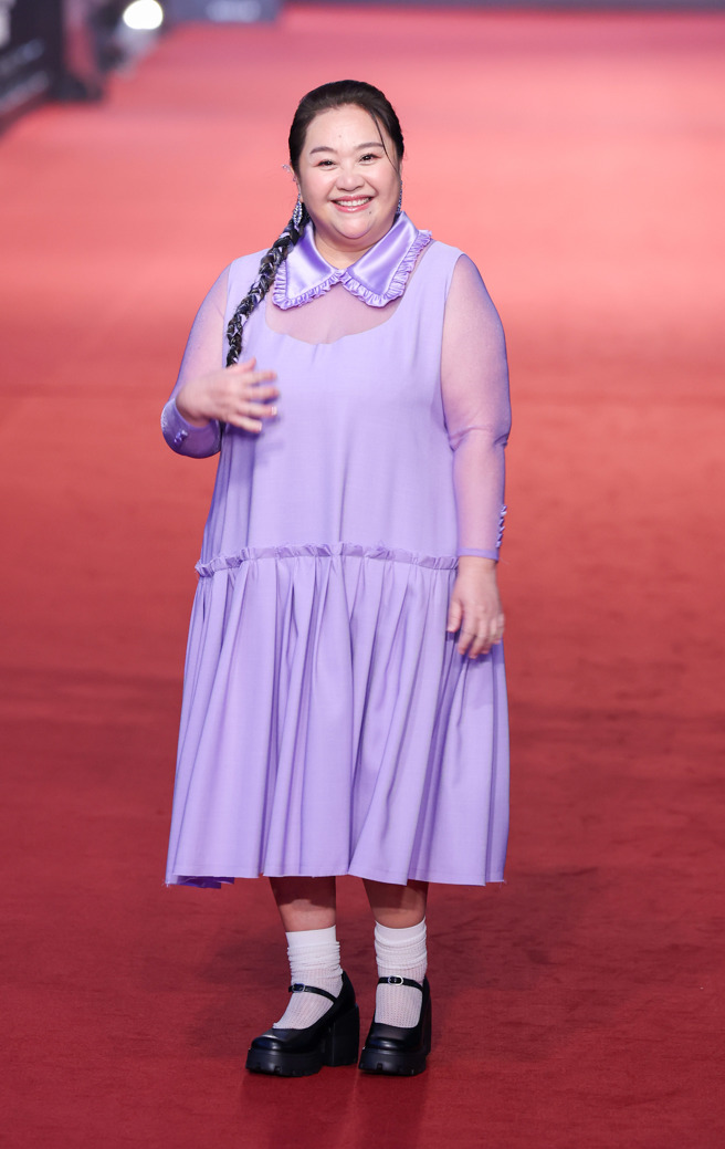 鍾欣凌幽默自嘲，紅內褲沒她的尺寸。（圖／陳俊吉、羅永銘、杜宜諳攝）