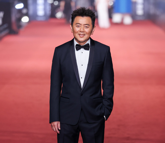 庹宗康戴着爱妻的幸运物抢金。（图／陈俊吉、罗永铭、杜宜谙摄）