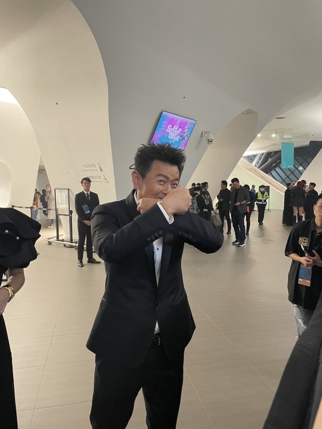 庹宗康带着爱妻的幸运物抢金。（图／谢采恩摄）