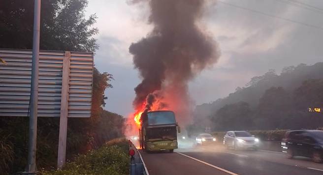 今（18）日下午5時許，國道1號北向八堵段3公里處發生一起遊覽車火燒車事故。（翻攝記者爆料網）