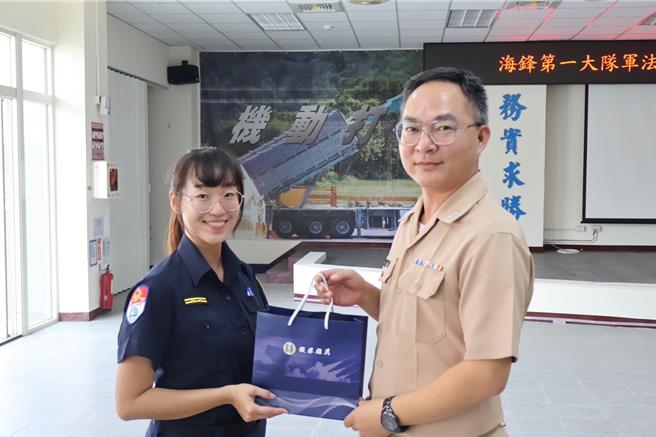 台中港務警察總隊「防詐宣講團」17日至海軍海鋒大隊第一大隊，女中隊長朱宇莉（左）利用聯合勤教機會，為國軍弟兄姐妹進行宣導識詐。（台中港警隊提供／張妍溱台中傳真）