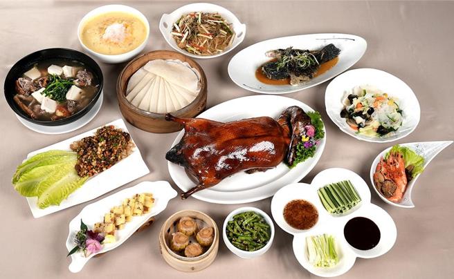 圓山飯店線上旅展開跑，「平假日金龍片皮鴨烤鴨四吃4人餐」每張4980元。圖／圓山大飯店 提供