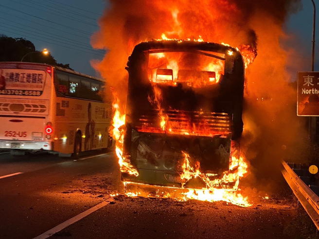 今（18）日下午5時許，國道1號北向八堵段3公里處發生一起遊覽車火燒車事故。（基隆市消防局提供）