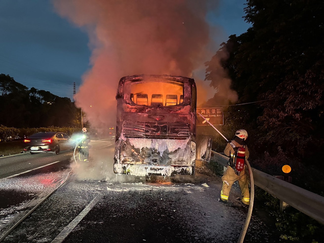 今（18）日下午5時許，國道1號北向八堵段3公里處發生一起遊覽車火燒車事故。（基隆市消防局提供）