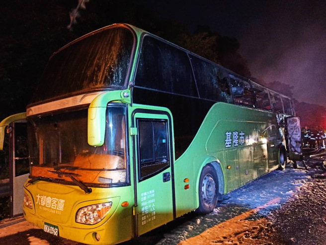 今（18）日下午5時許，國道1號北向八堵段3公里處發生一起遊覽車火燒車事故。（基隆市消防局提供）