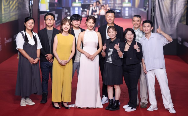  亚里和制作团队一同现身红毯。（图／陈俊吉、罗永铭、杜宜谙摄）