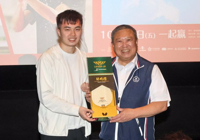 林昀儒(左)赠送联名球拍给宏道基金会董事长林鸿道。(宏道基金会提供)