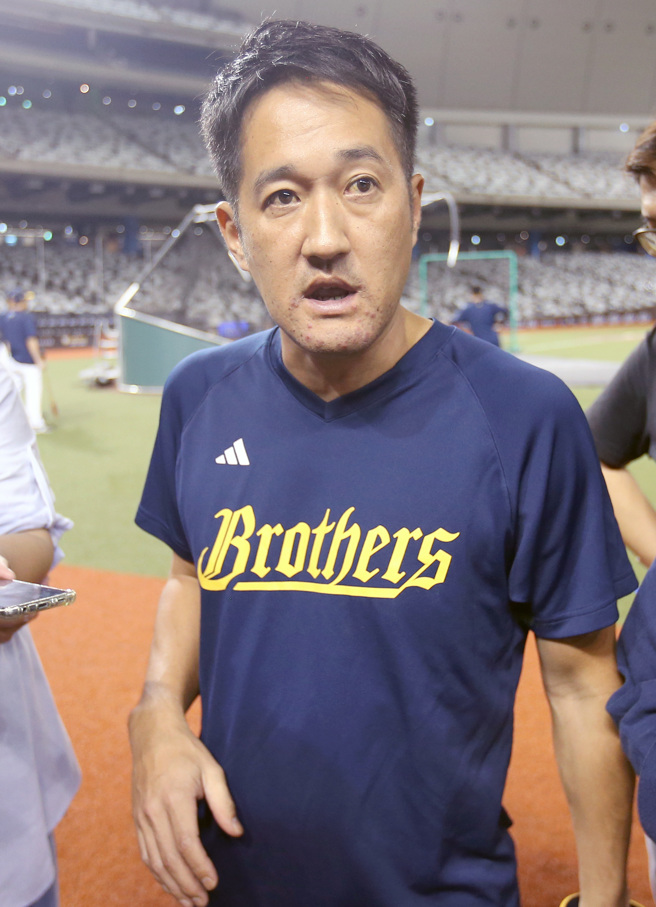 中信兄弟18日赛前练球，总教练平野惠一接受媒体访问。（范扬光摄）