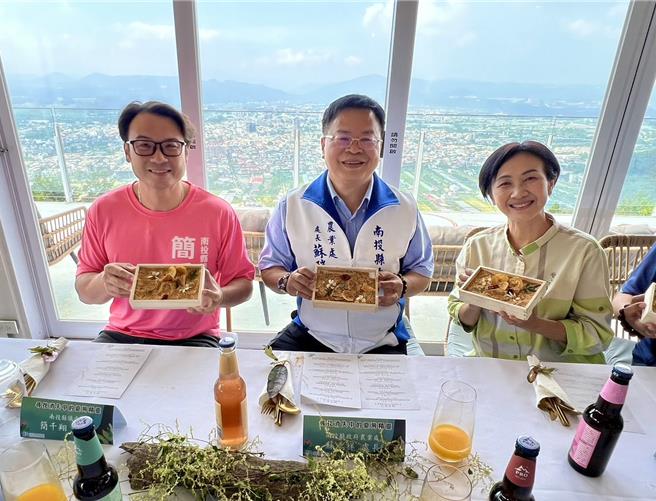 南投縣政府18日舉行產地精品餐桌發表會，新食力廚師使用「友善石虎」標章的農產品烹煮創意料理，令農業處長蘇瑞祥、南投縣議員簡千翔及陳宜君相當驚豔。（楊靜茹攝）