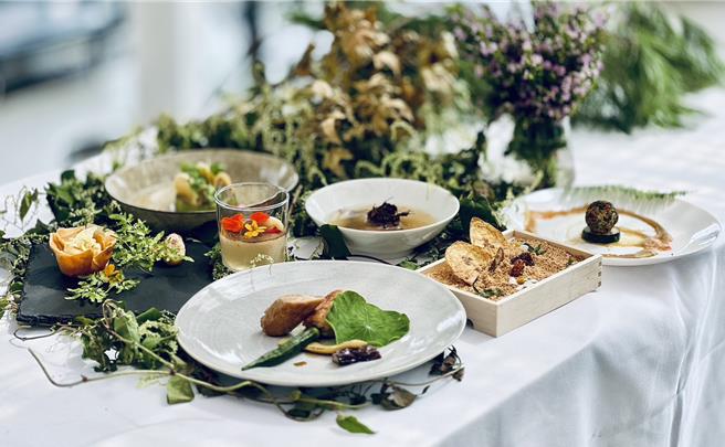 新食力廚師使用「友善石虎」標章的農產品、或市場NG食材，烹煮出一道道創意料理。（楊靜茹攝）