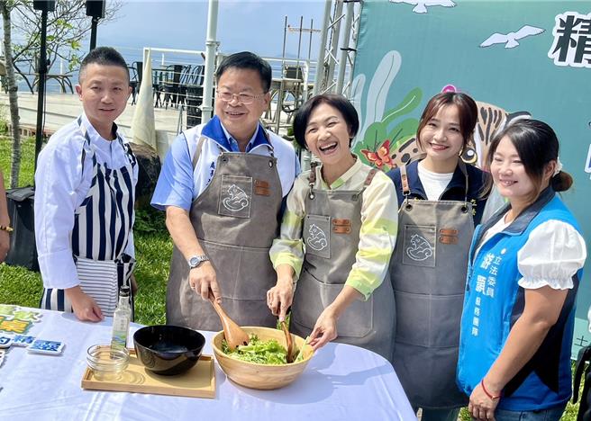 南投縣農業處長蘇瑞祥主持產地精品餐桌發表會，吸引遊客走入農村，了解永續供應鏈，推廣永續餐飲概念。（楊靜茹攝）
