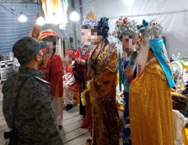 四名台灣人在當地神廟公開表演歌仔戲，因持有觀光簽證而遭當局逮捕。（翻攝中國報）