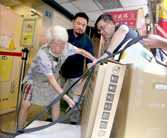 洪申翰今再提出数据指出，台北市拾荒者领到中央补助，是六都人数最少，请蒋万安睁开眼睛，不要再刻意漠视拾荒者的存在，请好好帮助这些需要中央补贴的拾荒者列册。（本报资料照片）