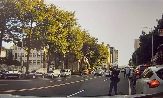 国民党台北市议员徐弘庭在质询时，揭露日前民眾向他陈情的行车记录器画面，原本违规停车在路边买东西，但看到前方有员警，因此打算暂时先开走，不料员警随即拔出配枪，让车内的民眾吓了一大跳。（徐弘庭提供／丁上程台北传真）