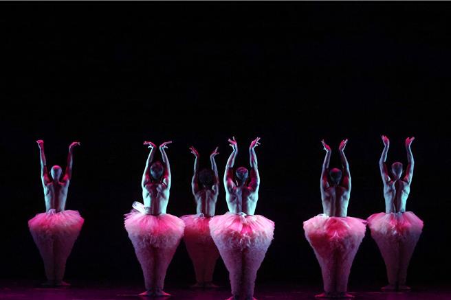 中國信託新舞臺藝術節在今年這個邁入第十年的時刻，為台灣喜愛表演藝術的觀眾準備了一份特別獻禮，首度邀請受到國際藝文媒體一致好評的曼波男孩舞團來台演出《蓬蓬》，以突破性別框架的男舞者芭蕾，傳遞只要願意打破刻板印象的侷限，所有的不可能都將轉化成可能的積極信念，用充滿想像空間的表現方式展現戲劇張力。（鄧博仁攝）