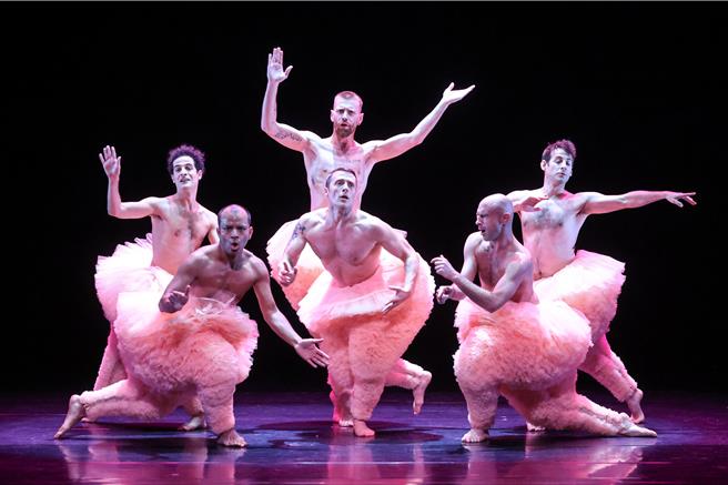 中國信託新舞臺藝術節在今年這個邁入第十年的時刻，為台灣喜愛表演藝術的觀眾準備了一份特別獻禮，首度邀請受到國際藝文媒體一致好評的曼波男孩舞團來台演出《蓬蓬》，以突破性別框架的男舞者芭蕾，傳遞只要願意打破刻板印象的侷限，所有的不可能都將轉化成可能的積極信念，用充滿想像空間的表現方式展現戲劇張力。（鄧博仁攝）