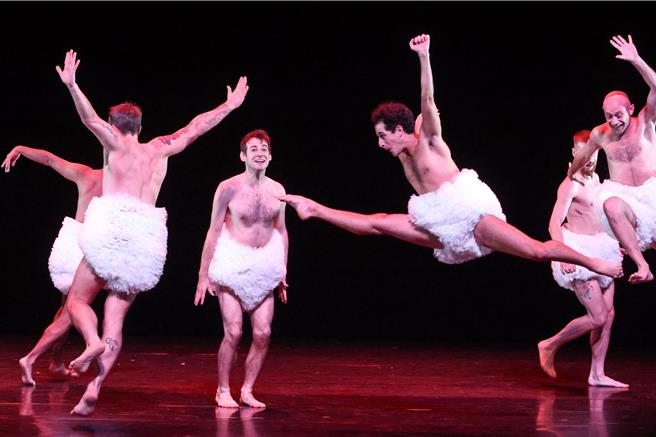 中國信託新舞臺藝術節在今年這個邁入第十年的時刻，為台灣喜愛表演藝術的觀眾準備了一份特別獻禮，首度邀請受到國際藝文媒體一致好評的曼波男孩舞團來台演出《蓬蓬》，以突破性別框架的男舞者芭蕾，傳遞只要願意打破刻板印象的侷限，所有的不可能都將轉化成可能的積極信念，用充滿想像空間的表現方式展現戲劇張力。（鄧博仁攝）