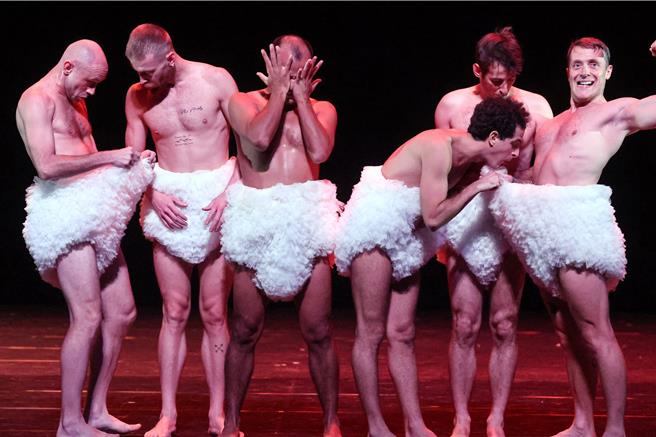 中國信託新舞臺藝術節在今年這個邁入第十年的時刻，為台灣喜愛表演藝術的觀眾準備了一份特別獻禮，首度邀請受到國際藝文媒體一致好評的曼波男孩舞團來台演出《蓬蓬》，以突破性別框架的男舞者芭蕾，傳遞只要願意打破刻板印象的侷限，所有的不可能都將轉化成可能的積極信念，用充滿想像空間的表現方式展現戲劇張力。（鄧博仁攝）