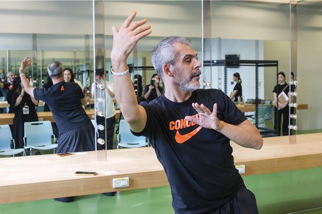 中國信託新舞臺藝術節在今年這個邁入第十年的時刻，為台灣喜愛表演藝術的觀眾準備了一份特別獻禮，首度邀請受到國際藝文媒體一致好評的曼波男孩舞團來台演出《蓬蓬》，鬼才編舞家拉費耶（Philippe Lafeuille，另譯：拉斐耶）（見圖）表示，《蓬蓬》由曼波男孩舞團的六位舞者共同演出，顛覆芭蕾舞蓬蓬裙向來只有女生演繹才完美的傳統觀念。（鄧博仁攝）