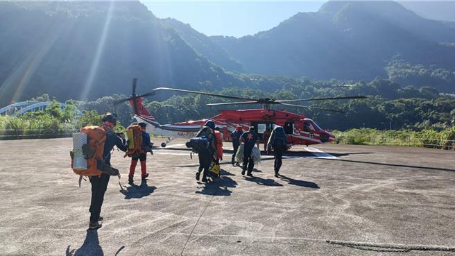 嘉義縣謝姓女子攀南三段，在無雙吊橋附近墜落200公尺深山谷，搜救隊18日搭直升機赴現場救援。（南投縣消防局提供／楊靜茹南投傳真）