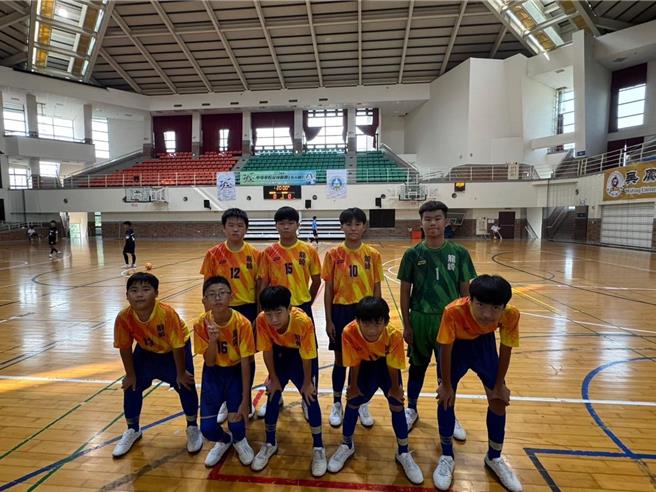 龍崎國中5人制足球隊日前在全國聯賽南區預賽拿下首勝，這也是學校組棒球隊、足球隊22年來，首度拿到的第一勝！（卓水林提供／曹婷婷台南傳真）