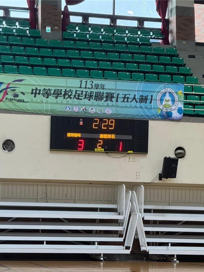 龍崎國中5人制足球隊日前在全國聯賽南區預賽以3比1拿下首勝，學校還特別拍下分數留念。（卓水林提供／曹婷婷台南傳真）