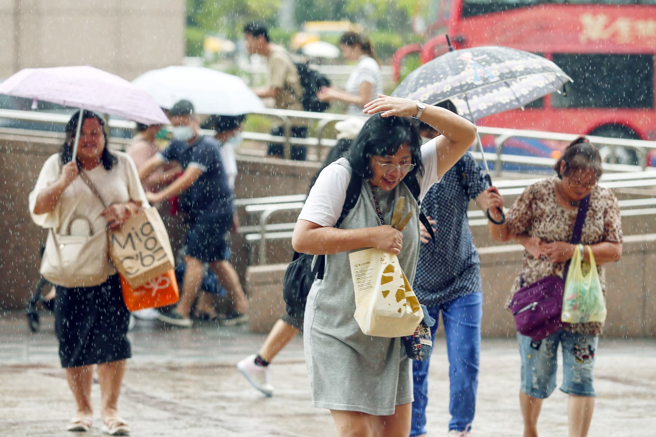 19日基隆北海岸、東北部及大台北地區降雨明顯，並有局部短延時強降雨或大雨發生的機率。（示意圖，鄧博仁攝）