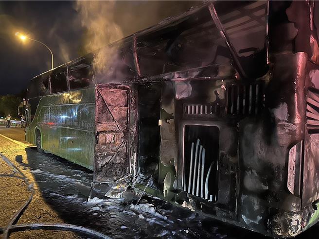 國道1號北上往基隆方向八堵段18日晚間5時驚傳火燒車意外，一台載有民眾的國道客運突然起火燃燒，幸好司機及時反應疏散全部乘客，無人員傷亡。（基隆市消防局提供／徐佑昇基隆傳真）