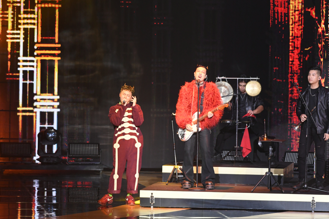 許富凱、歌手Marz23合作演出「混的最對味」。（圖／三立電視畫面提供）