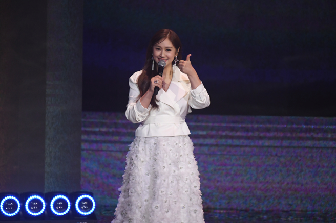 吴姗儒敬业上工，自嘲：「人家是从红毯走来，我是从月子中心走来的」。（图／三立电视画面提供）