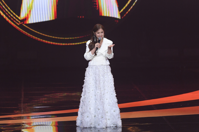 吴姗儒产后身材尚未完全恢復，笑说「很想瘦但瘦不下来」。（图／三立电视画面提供）